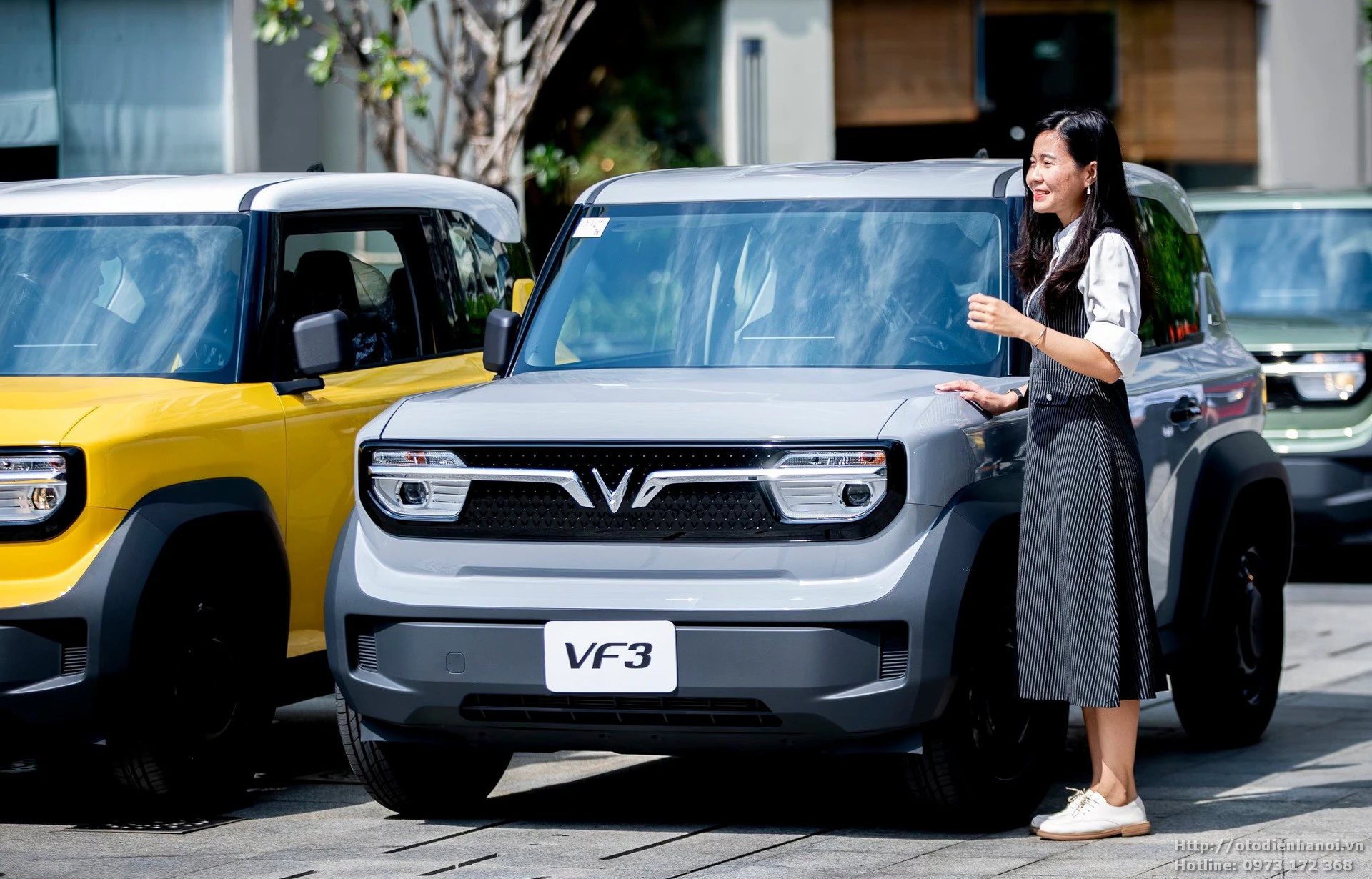 khách hàng lái thử Vinfast vf3 tại showroom