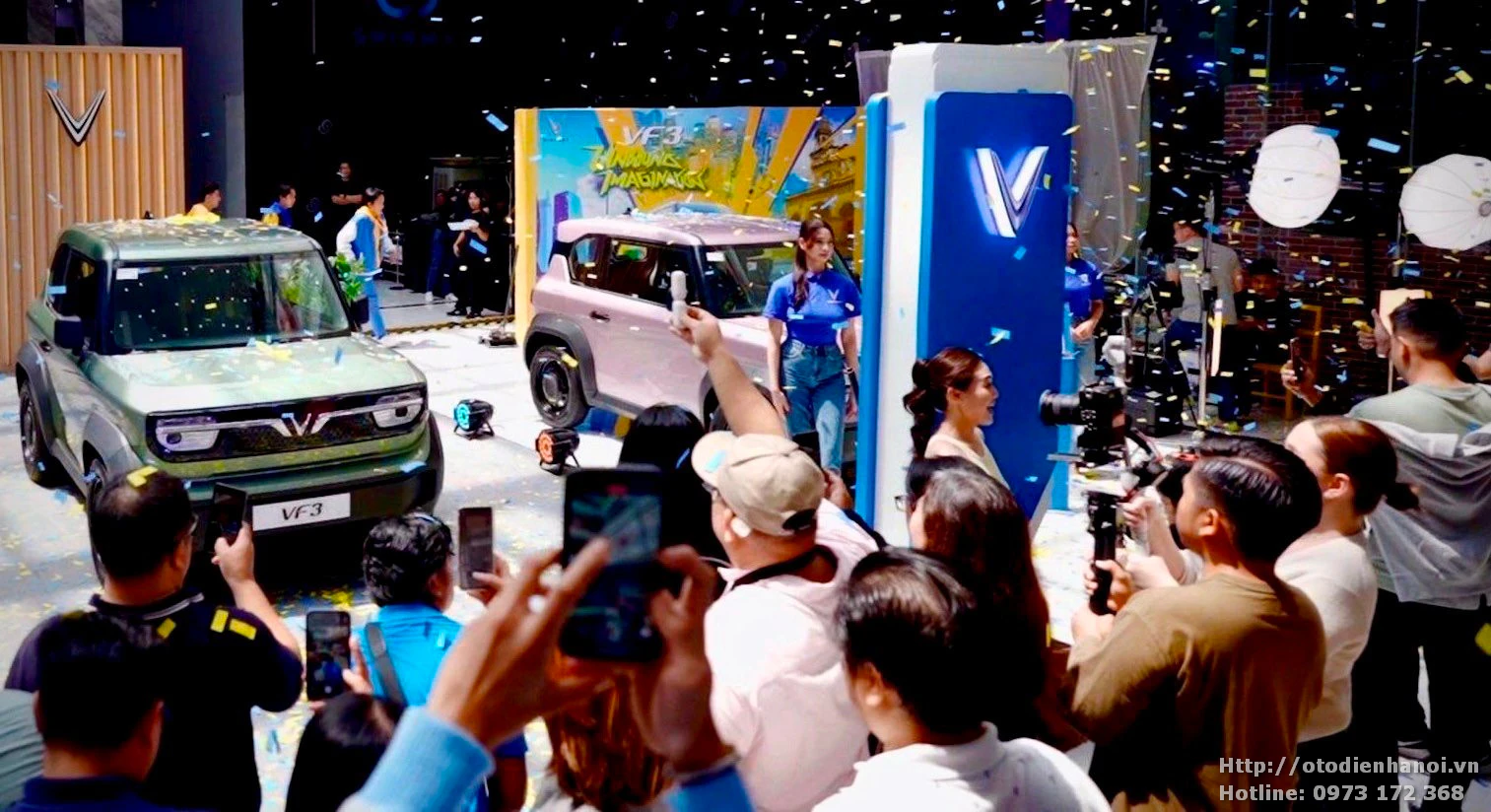 Khách xem xe Vinfast tại Showroom