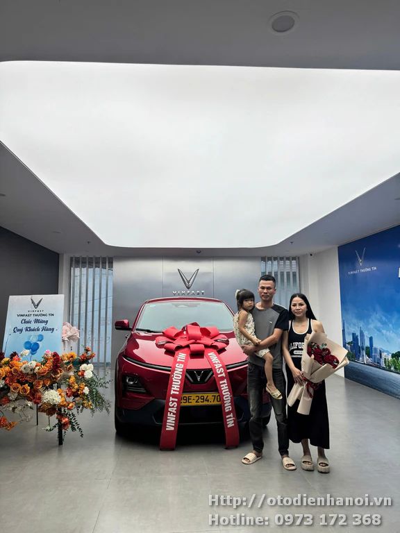 Anh Sùng Hà Nội nhận xe vf6