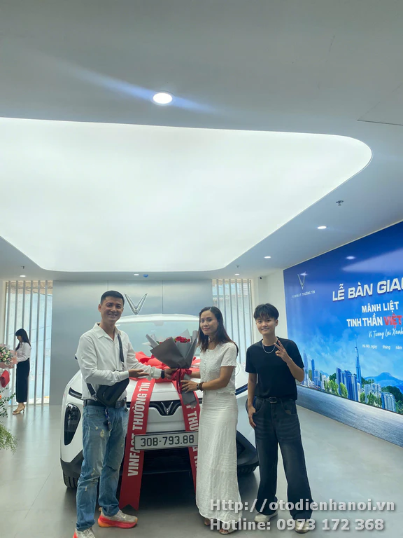 Anh Thắng nhận xe MPV 7